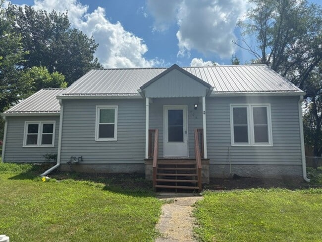 Building Photo - Charming 3 Bedroom and 1 Bath Pleasant Hill Home with Garage, Carport & Fenced Yard!