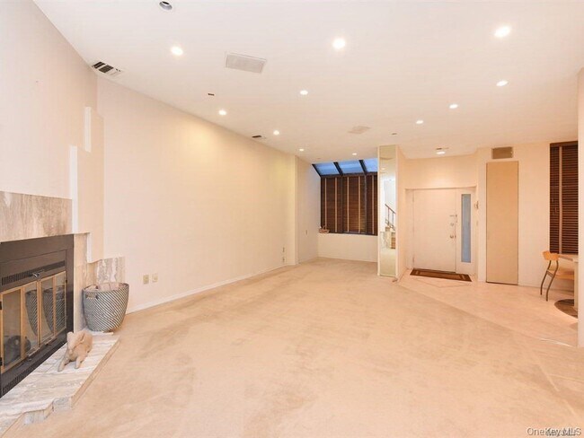 Building Photo - 130 S Middle Neck Rd Unit 2