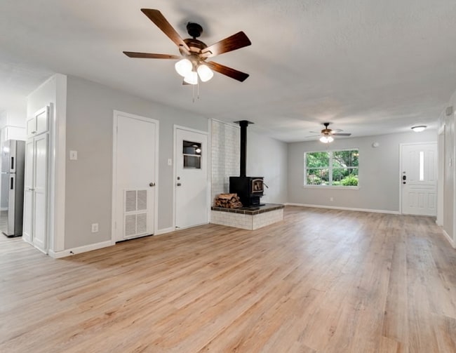 Photo - AVAILABLE END OF MAY! APPLY ON OUR WEBSITE!!