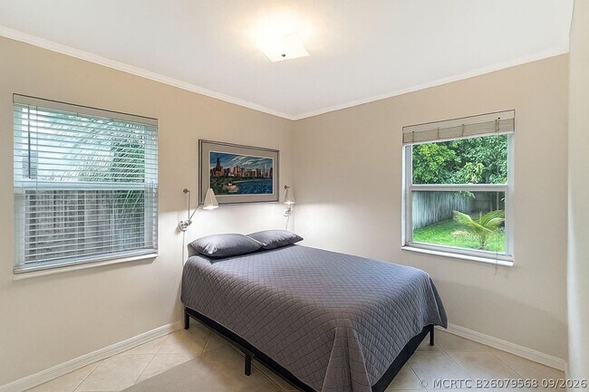 1613 NW 4th Ave