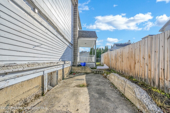 Photo - 53 Sobieski St