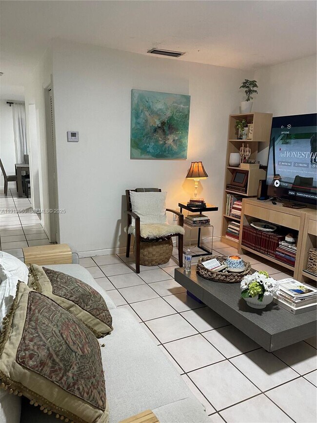 Photo - 20520 SW 92nd Pl Unidad 0