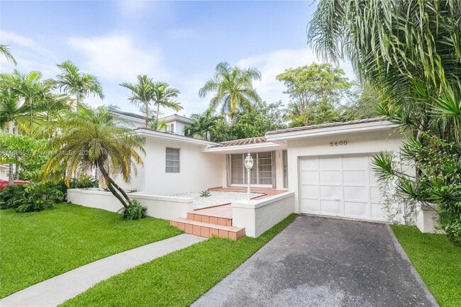 Building Photo - 5600 San Vicente St Rental