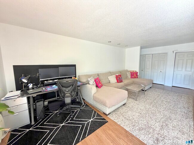 180 Glenbrook Rd Unit 15