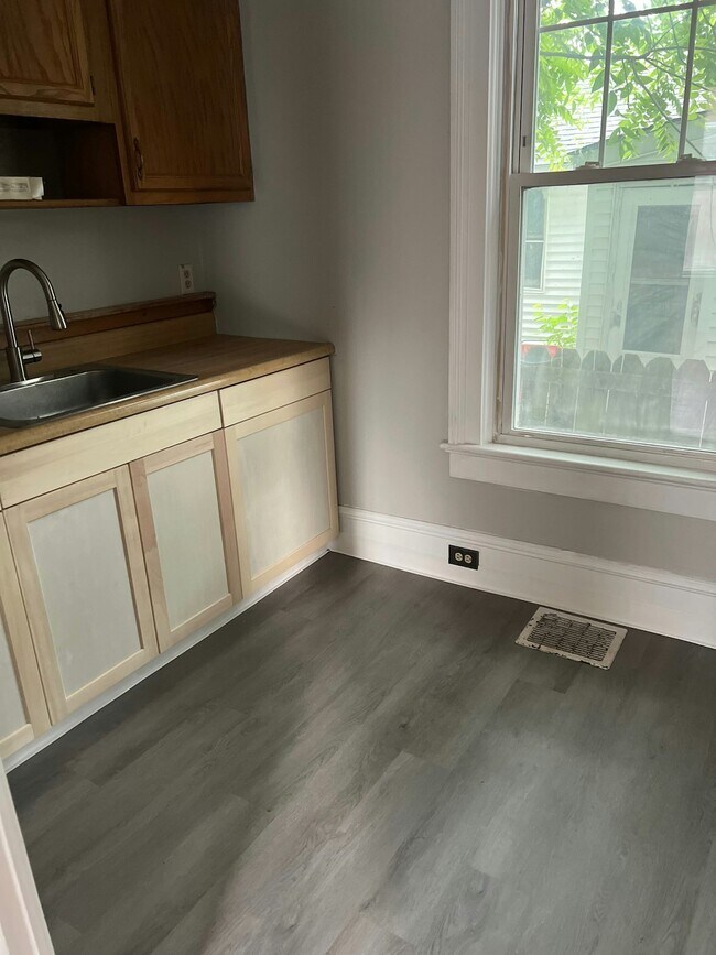Photo - 294 W 5th St