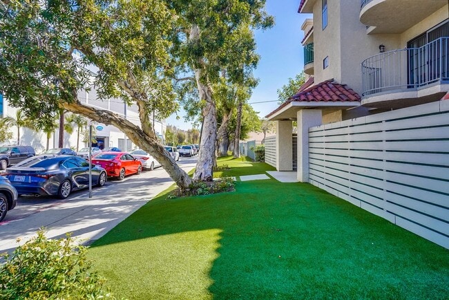 Sidewalk - 4040-4060 S Hoover St (B)