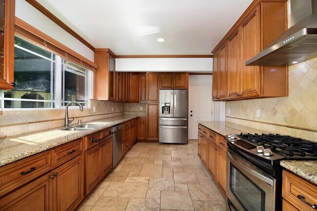 Photo - 17601 Tarzana St