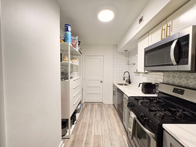 Photo - 5737 Hobart St