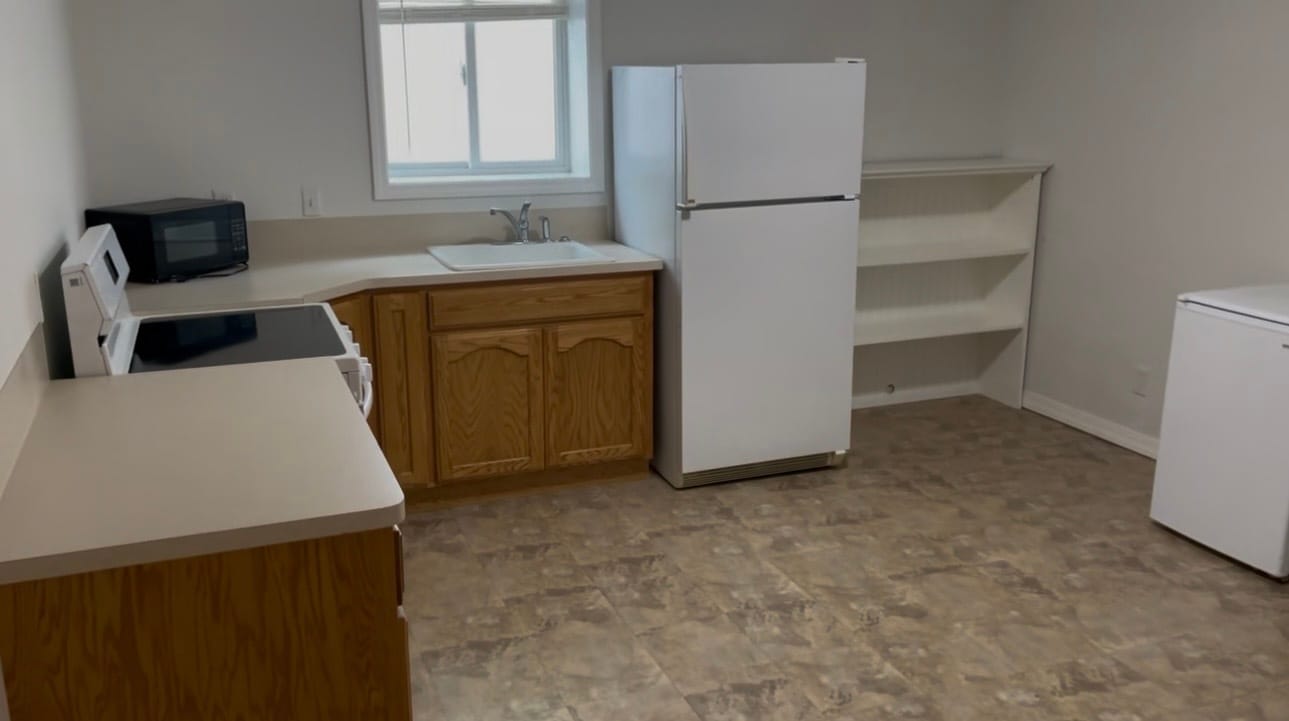 Large kitchen with range, refrigerator and microwave. - 164 Rosewood Dr Unit Less than 1/4 mile to BYU-I