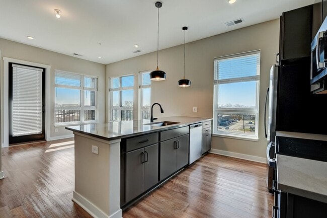 Sala de estar modelo Midpoint - Midpoint West at GVX