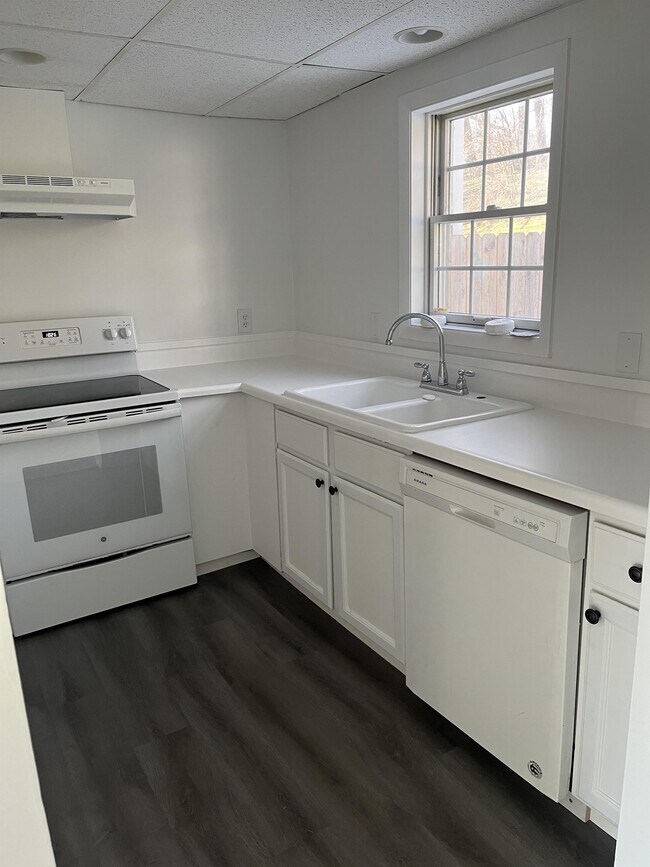 10 W Main St