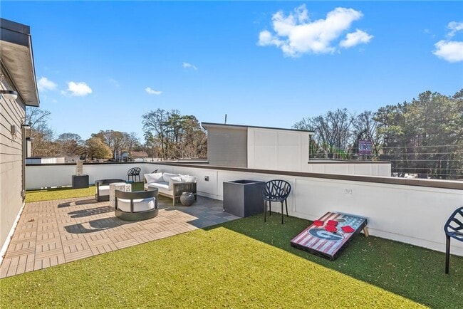 Building Photo - 2424 Memorial Dr SE