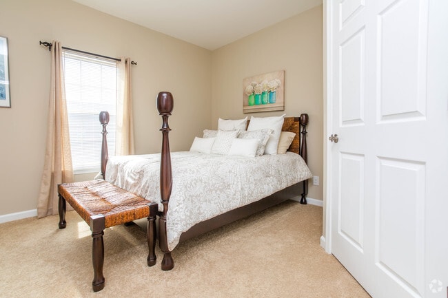 2BR, 2BA - 920 SF - Bedroom