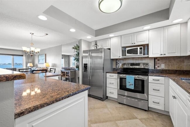 Building Photo - 4750 Cove Cir Unit 302 Rental