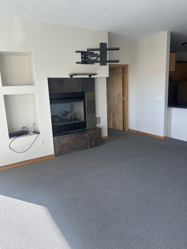 Fireplace - 5910 Monona Dr Unit Monona Apt