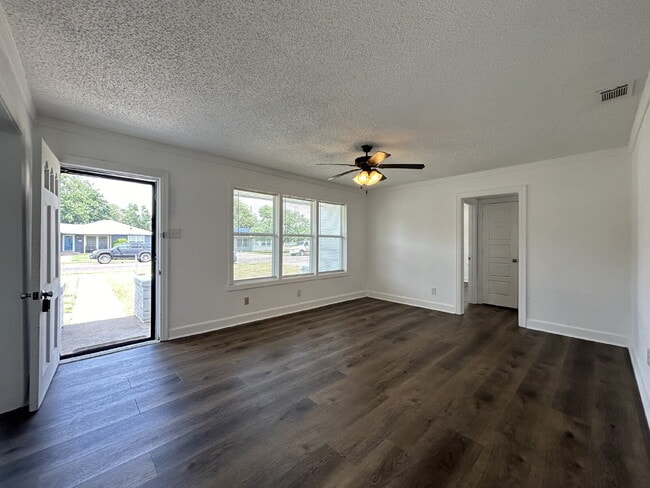 Photo - Beautiful Home near Middle School & Park!