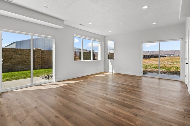 Photo - 489 W 1760 N