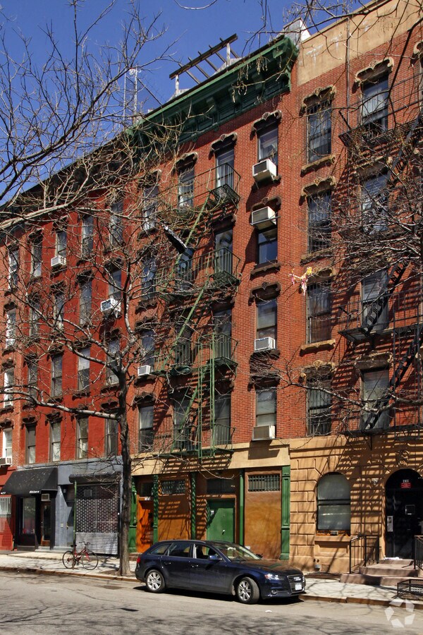 Photo - 629 E Sixth St Apartments