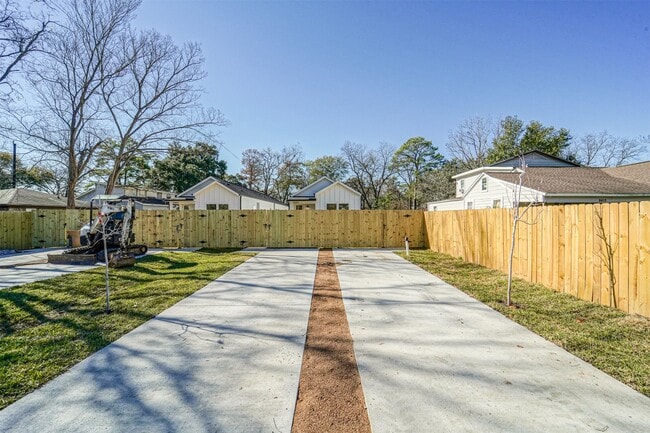 Photo - 8409 Schneider St