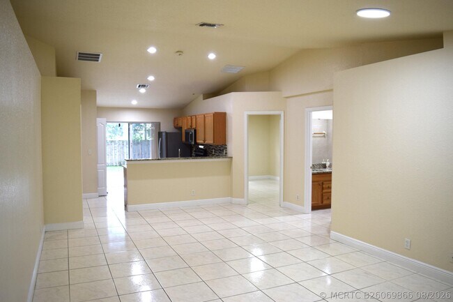 Photo - 425 Perry Ave