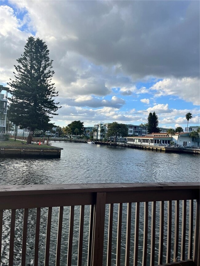 Building Photo - 2775 Taft St Unit 305