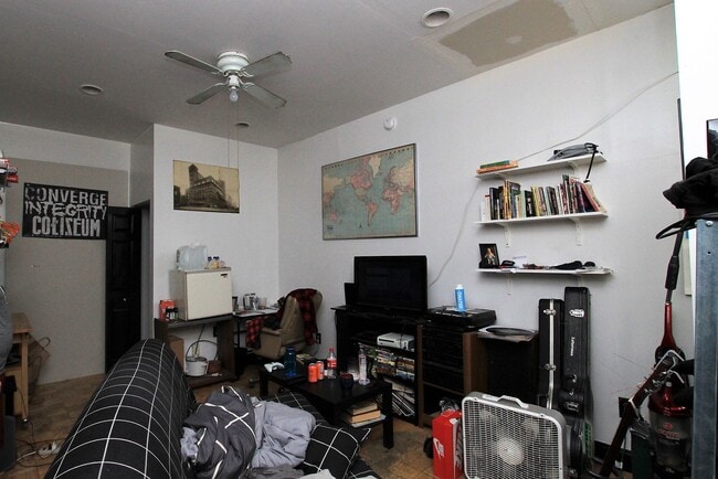 Photo - Spacious bedroom in a great area in fishtown. Unit 101