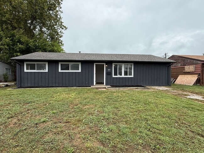 Building Photo - LIMITED TIME**NO APPLICATION FEE**1/2 OFF DEPOSIT**