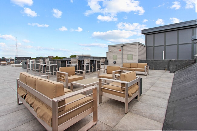 Roof Top Lounge/Fire Pit - The Cara