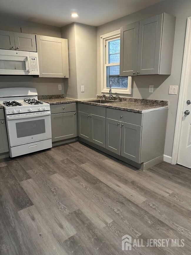 Photo - 690 State St