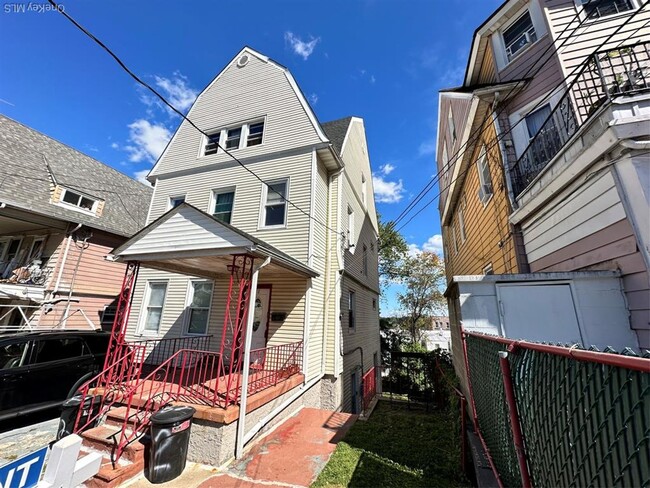 Building Photo - 82 Waring Pl Unit Lower level - 2 bedroom