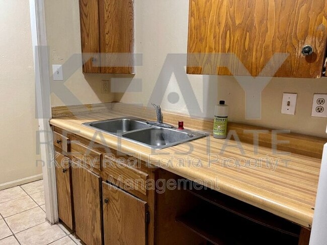 Photo - 409 Scotsdale St