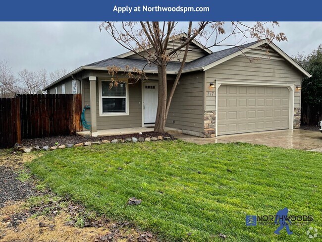 Building Photo - Nice 3 Bedroom 2 Bath Home in a Quiet Neig...