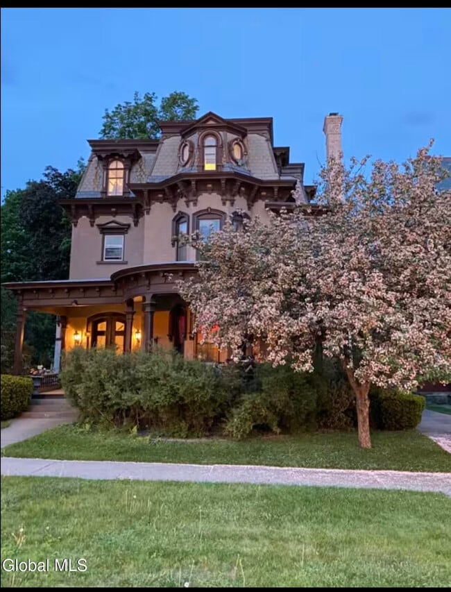 Photo - 630 N Broadway