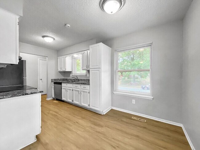 Photo - 118 SE Flagstone St