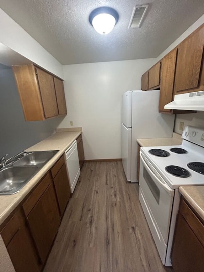 Photo - 2 bedroom 1 bath, middle floor apartment w... Unidad 17