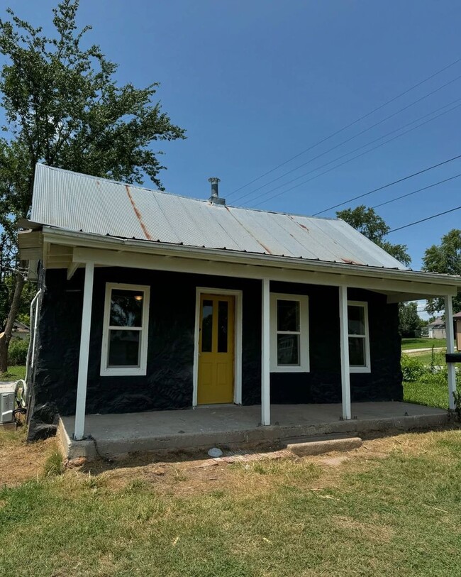 Building Photo - Adorable Home - Cassville