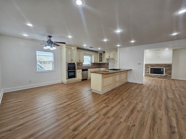 Building Photo - 3-bedroom, 2-bathroom home located in the vibrant city of Long Beach