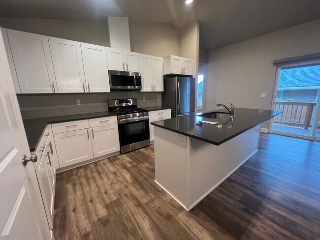 Photo - Spectacular views from this newer Redmond ...