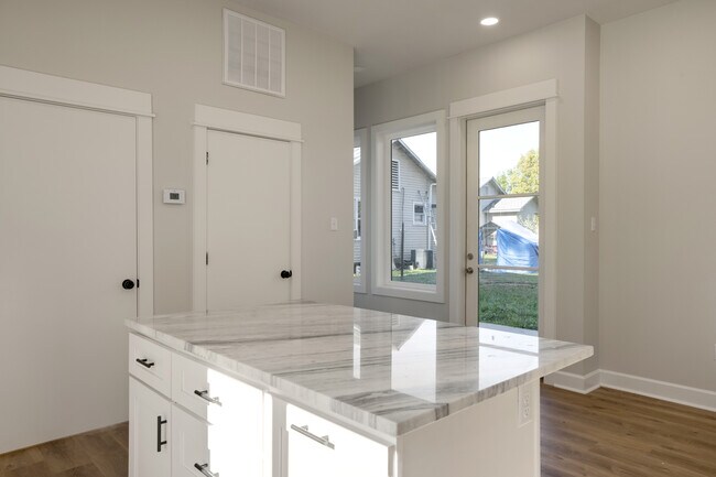 Photo - 306 W Taft St Unit B