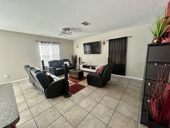 Photo - Beautiful 4-Bedroom Home for Rent in Wimauma, FL – Exceptional Value and Amenities