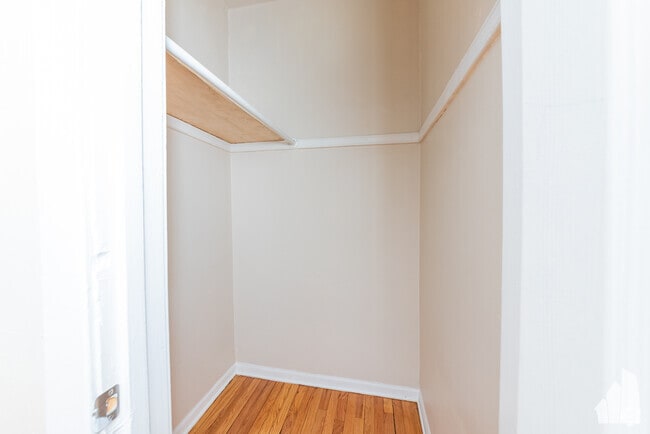 Building Photo - 3751 W Sunnyside Ave Rental