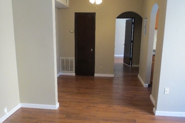 Building Photo - 5712 Phillips Ave