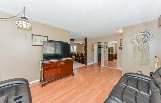 Photo - 362 Victoria Rd N