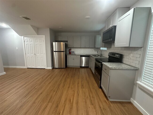 Photo - 6610 Haight St Unit B