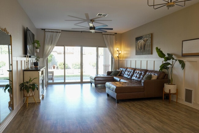 Photo - 884 W Whistling Thorn Ave