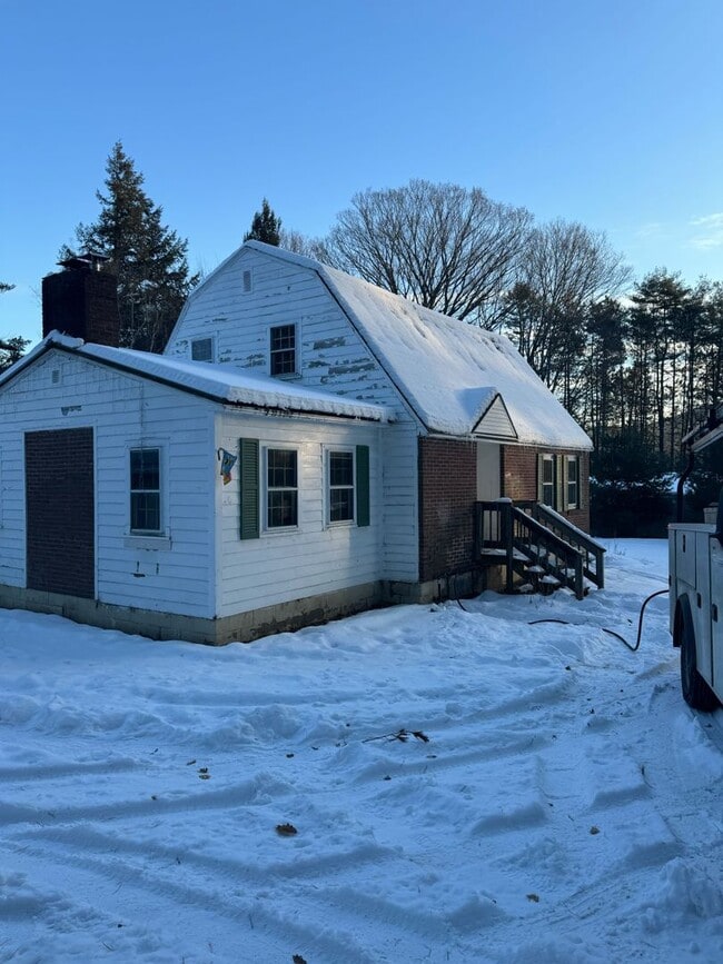 Building Photo - Cozy Two Story Home with Two Bathrooms