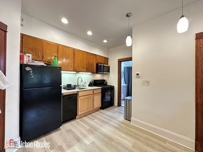 Building Photo - 2821 W Shakespeare Ave Unit 2F