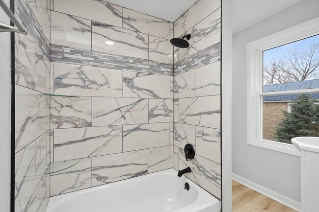 Photo - MOVE IN SPECIAL! SCORE HALF OFF 1ST MONTH'...