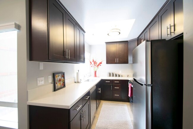 Golden Oaks Apartments - Golden Oaks Apartments