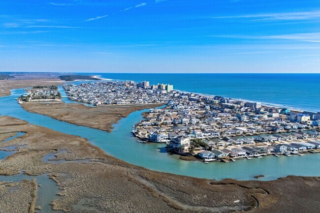 Photo - Coastal Living at its Best: Charming 3-Bedroom Near the Beach